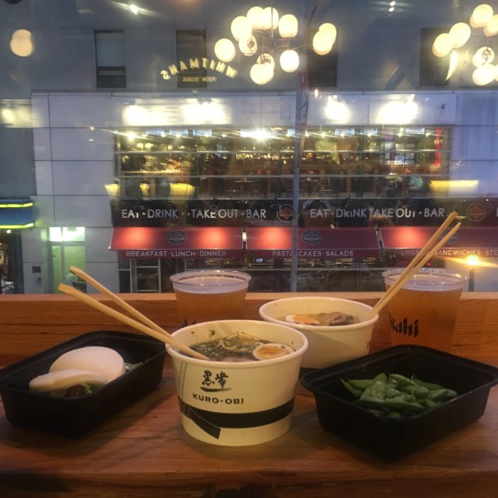 周末，“我的风格丸”的克里斯汀·卡梅隆在城yb亚博市厨房吃拉面