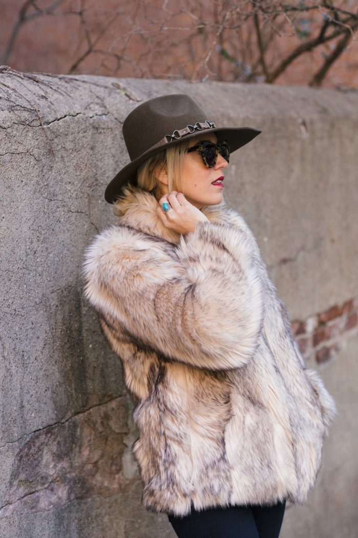 Christine-Cameron-of-My Squiete药丸佩戴A-Faux-Fur-Top-Shop-and-Kathy-Jeanne-Hat_2